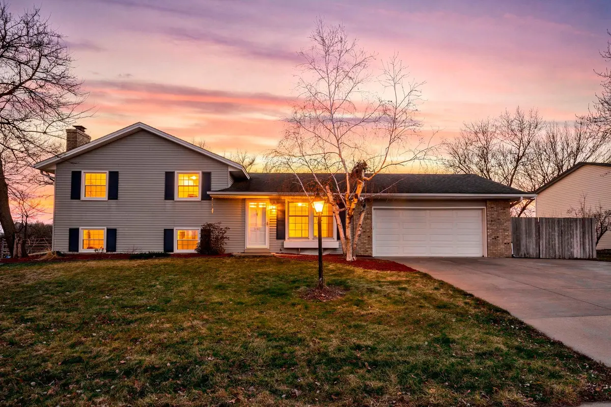 942 Hopewell LN, Apple Valley, MN 55124