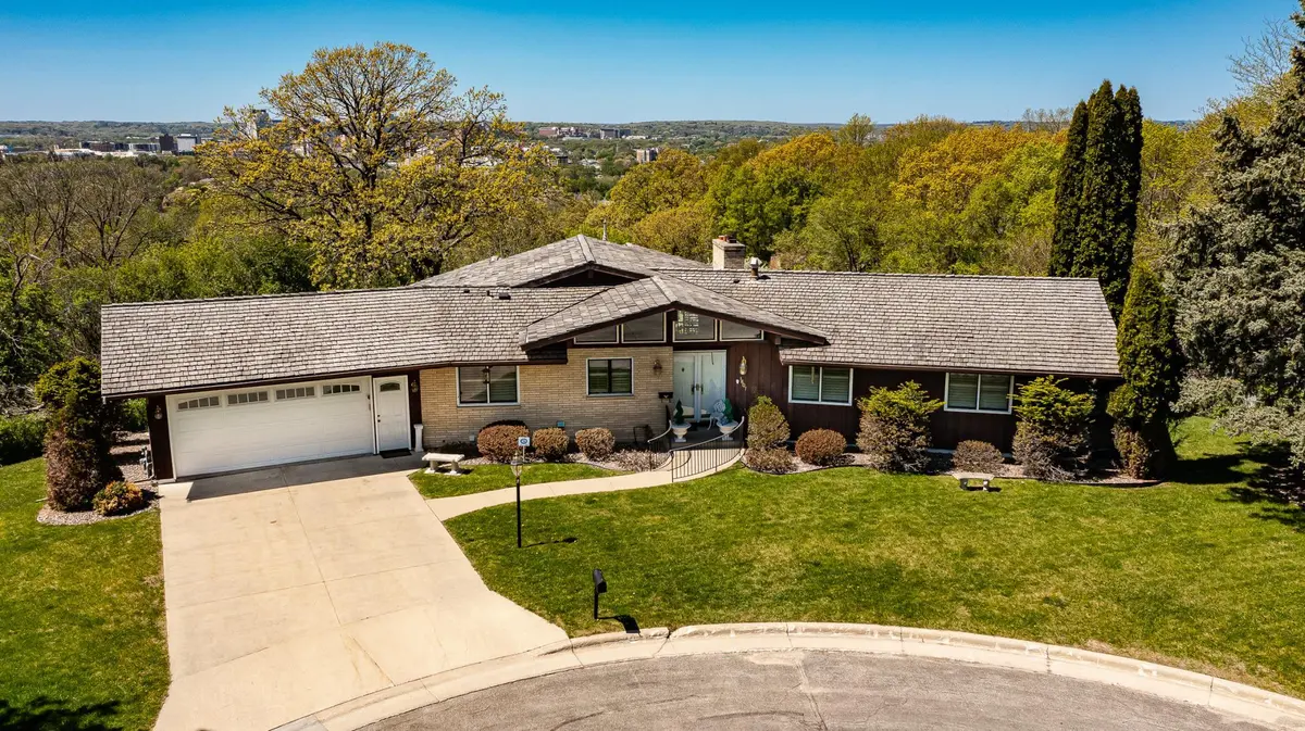 1607 Wilshire CT NE, Rochester, MN 55906
