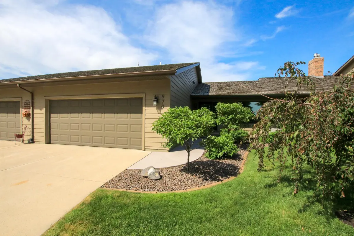 970 Rolling Greens LN NW, Hutchinson, MN 55350