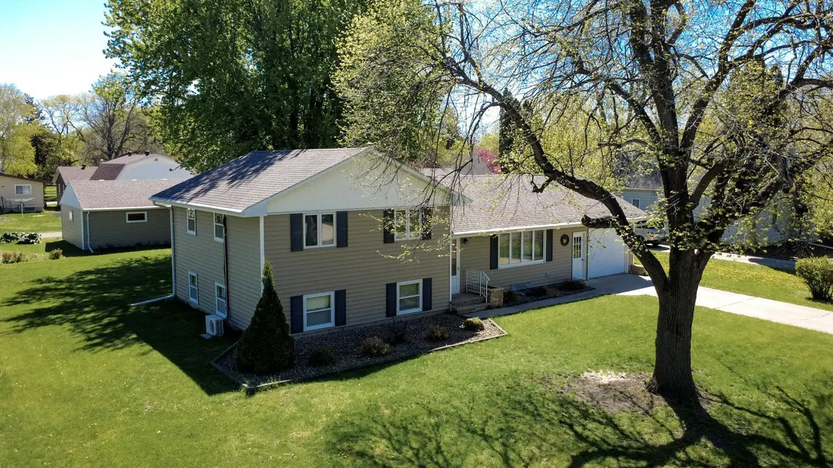 807 N Renville ST, Winthrop, MN 55396