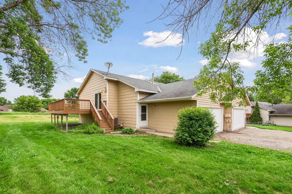 1070 Butte CT, Chanhassen, MN 55317
