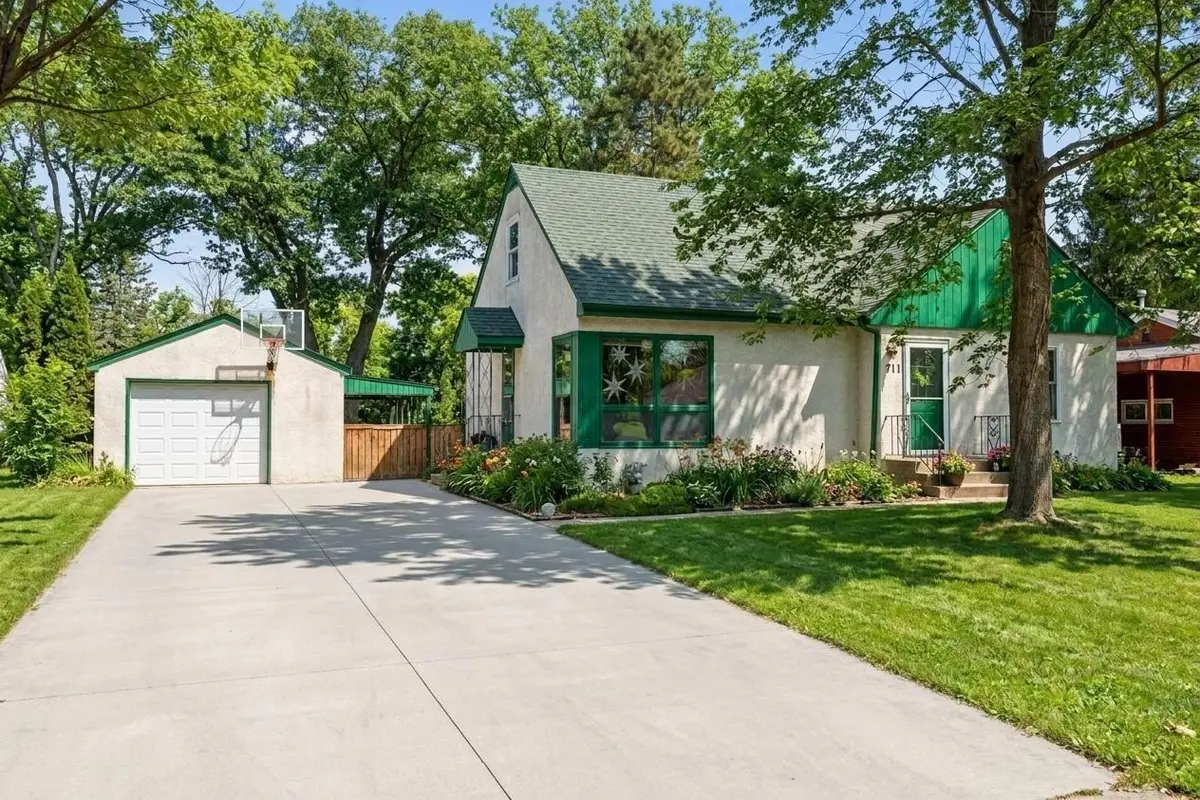 711 Grandview AVE W, Roseville, MN 55113
