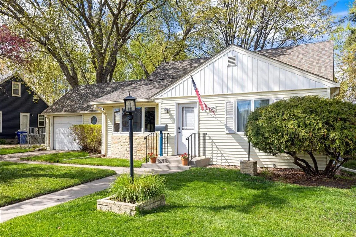 2099 Lacrosse AVE, Saint Paul, MN 55119