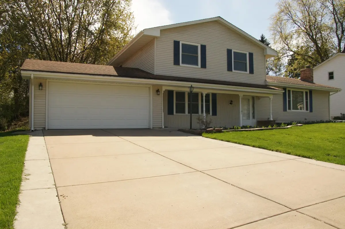 746 Belmont LN E, Maplewood, MN 55117