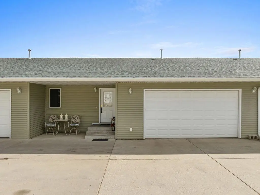 1503 16th ST NW #B, Minot, ND 58703