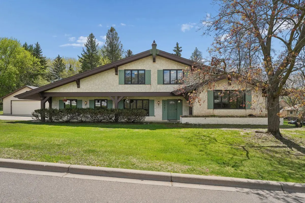 15221 Crestview LN, Minnetonka, MN 55345