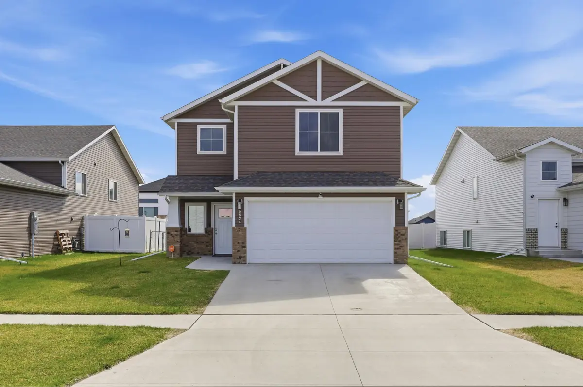 6824 Meadow View DR S, Fargo, ND 58104