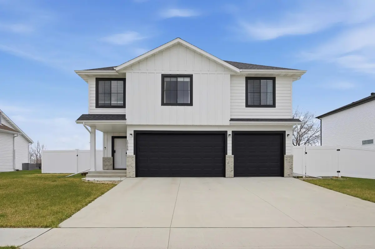 10158 Burgundy DR, Horace, ND 58047