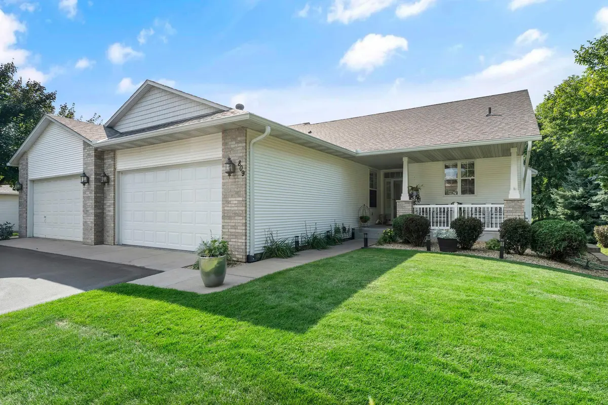 809 Woodduck DR, Woodbury, MN 55125