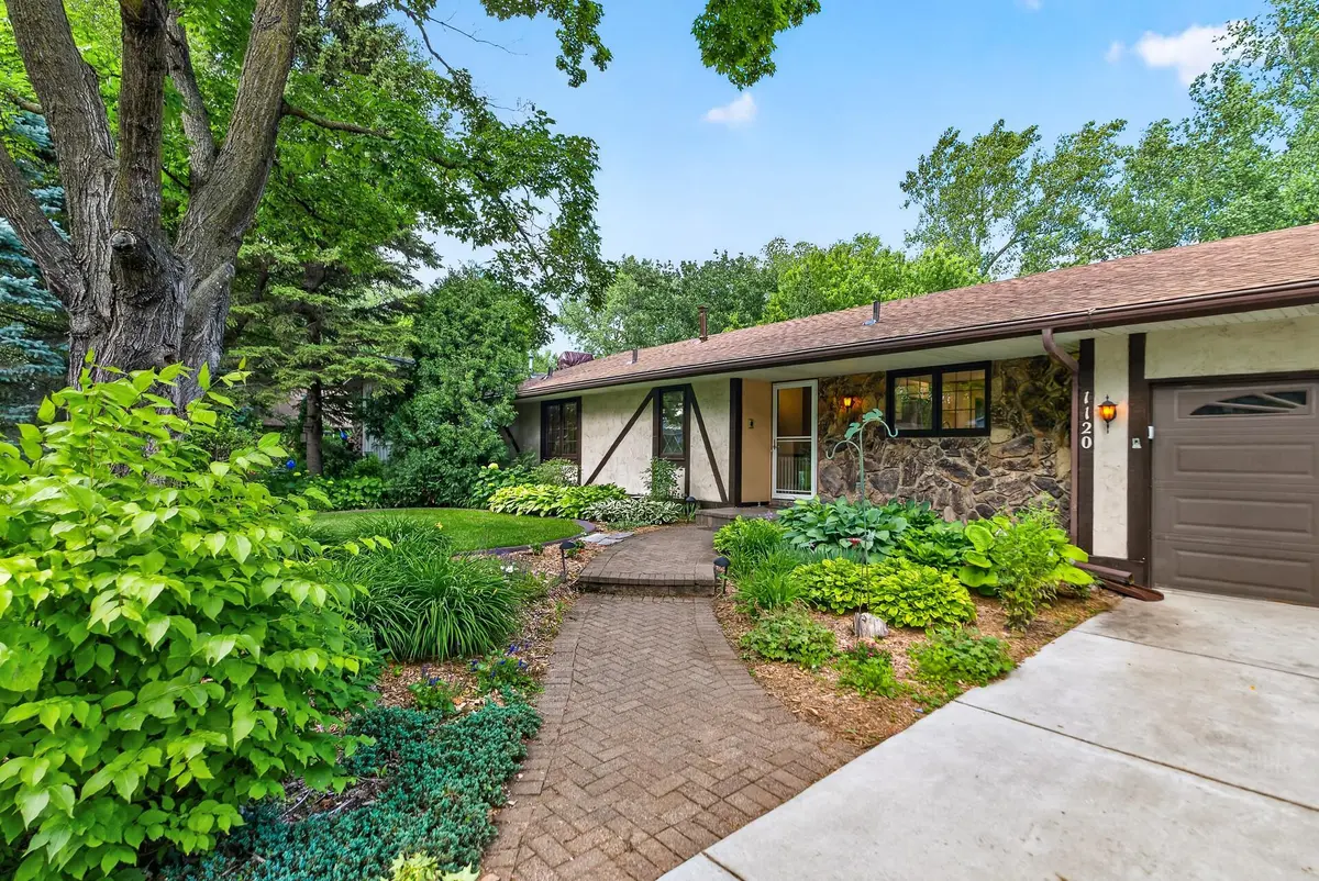 1120 Rockstone LN, New Brighton, MN 55112