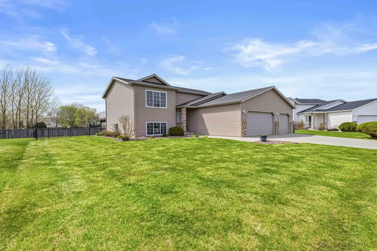 1911 35th Street CIR S, Moorhead, MN 56560