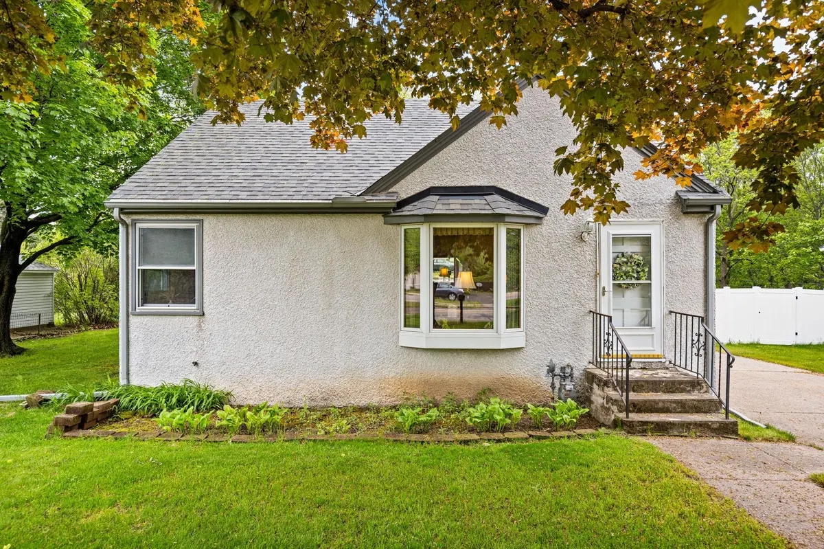 1050 County Road B2 W, Roseville, MN 55113