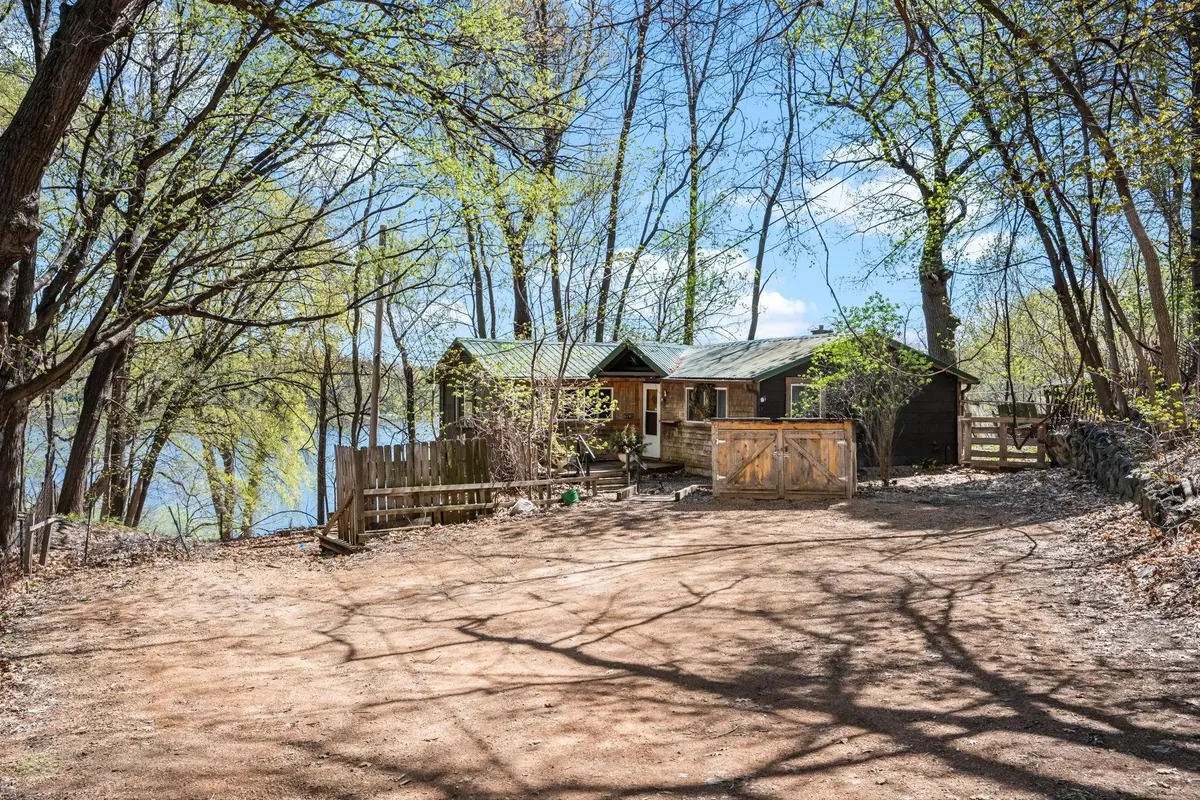6701 Mohawk DR, Chanhassen, MN 55317