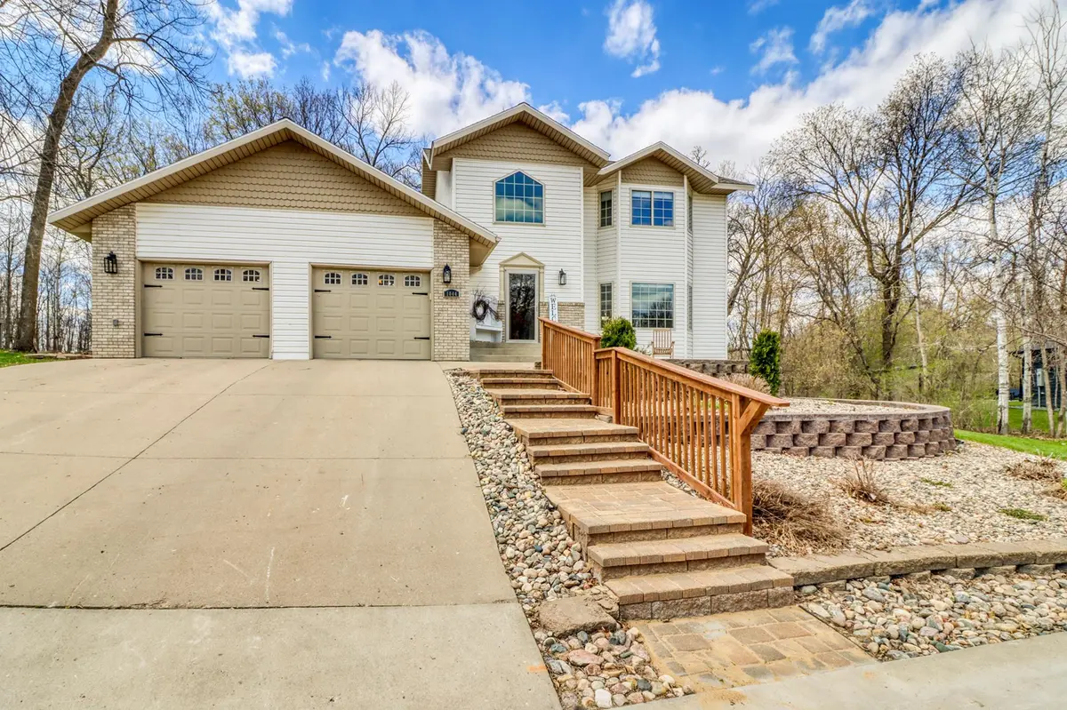 1044 Villa LN, Detroit Lakes, MN 56501