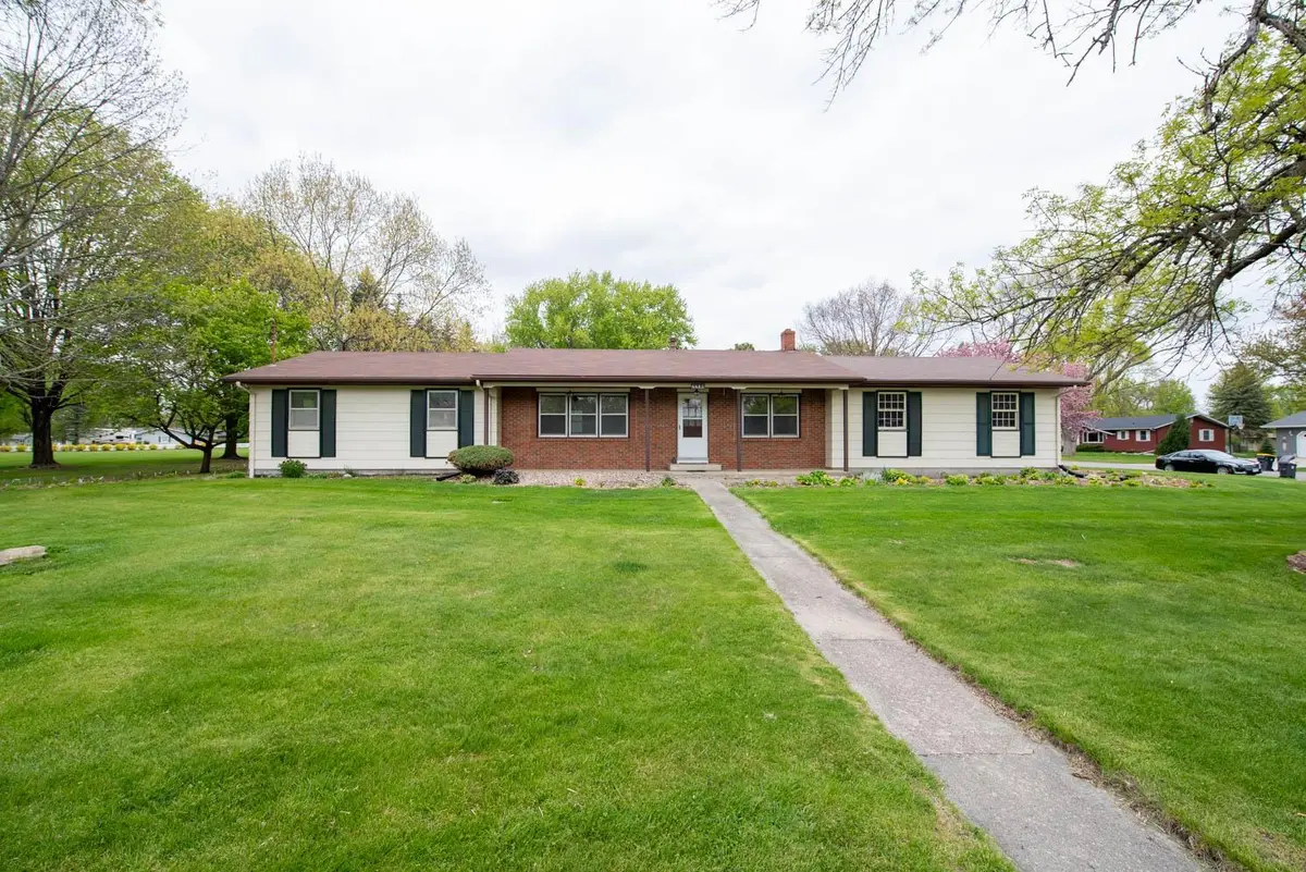 2208 Clare DR, North Mankato, MN 56003