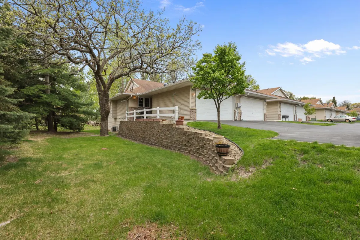 801 White Oak CT, New Brighton, MN 55112