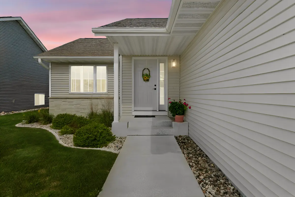 2004 Bluestem DR, Mankato, MN 56001