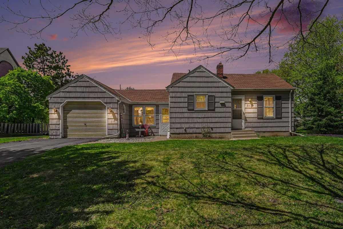 2233 Stewart AVE, Saint Paul, MN 55116