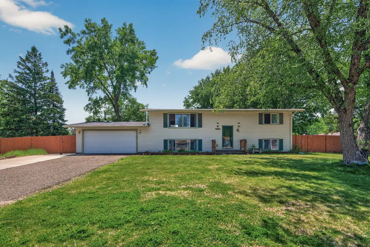 6857 8th Street LN N, Oakdale, MN 55128
