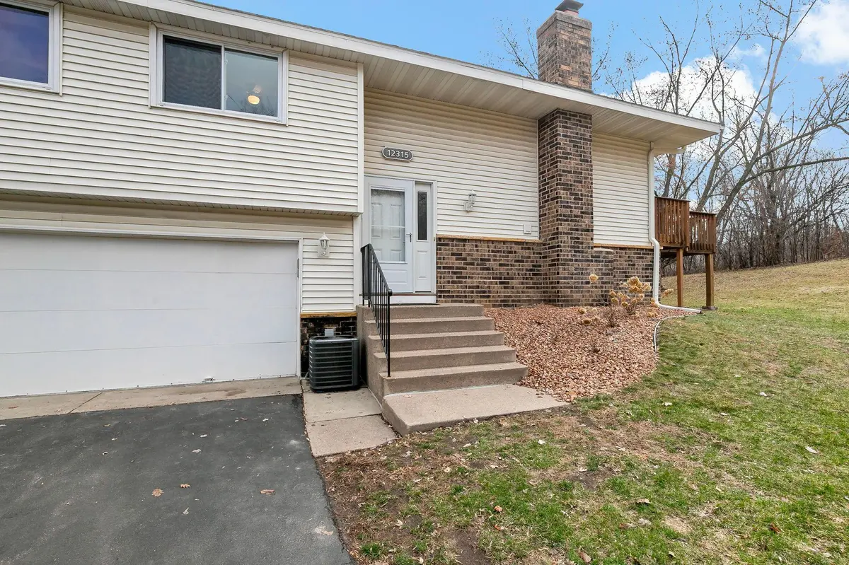 12315 Oak Leaf CT, Burnsville, MN 55337