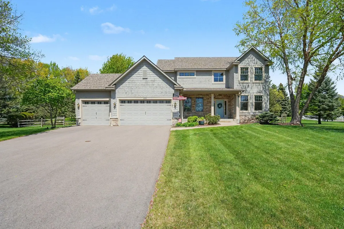 2350 Fawn Hill CT, Chanhassen, MN 55317