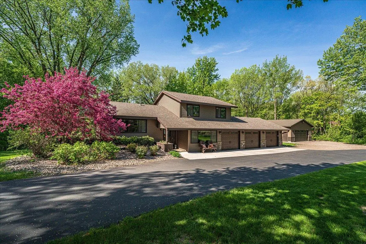10665 Akron AVE, Inver Grove Heights, MN 55077