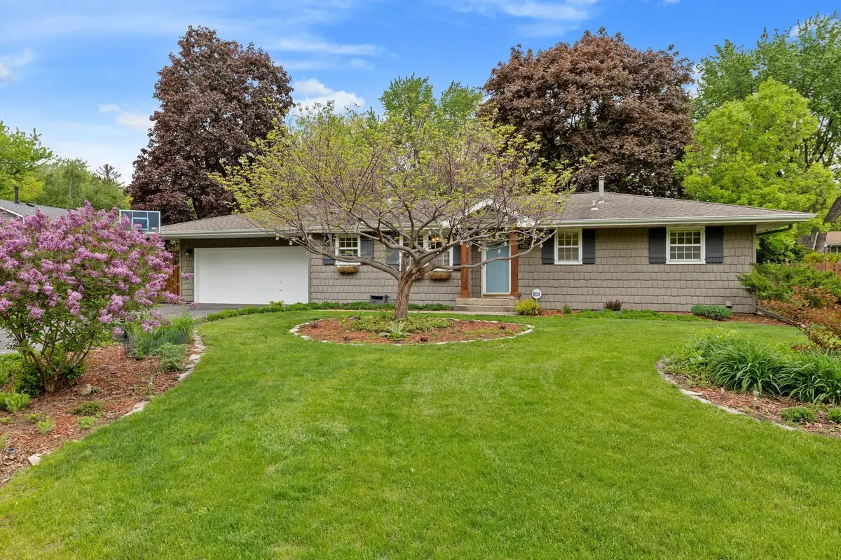 9024 47 1/2 AVE N, New Hope, MN 55428