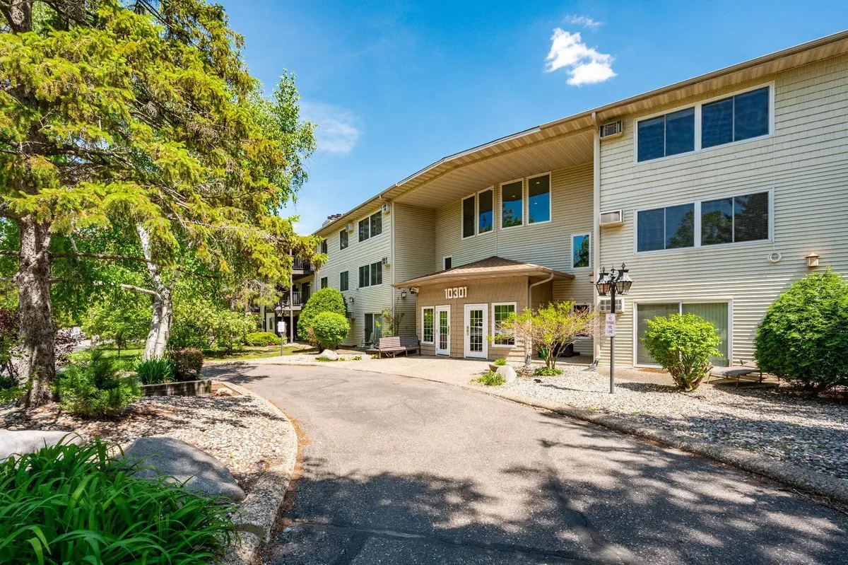 10301 Cedar Lake RD #201, Hopkins, MN 55305