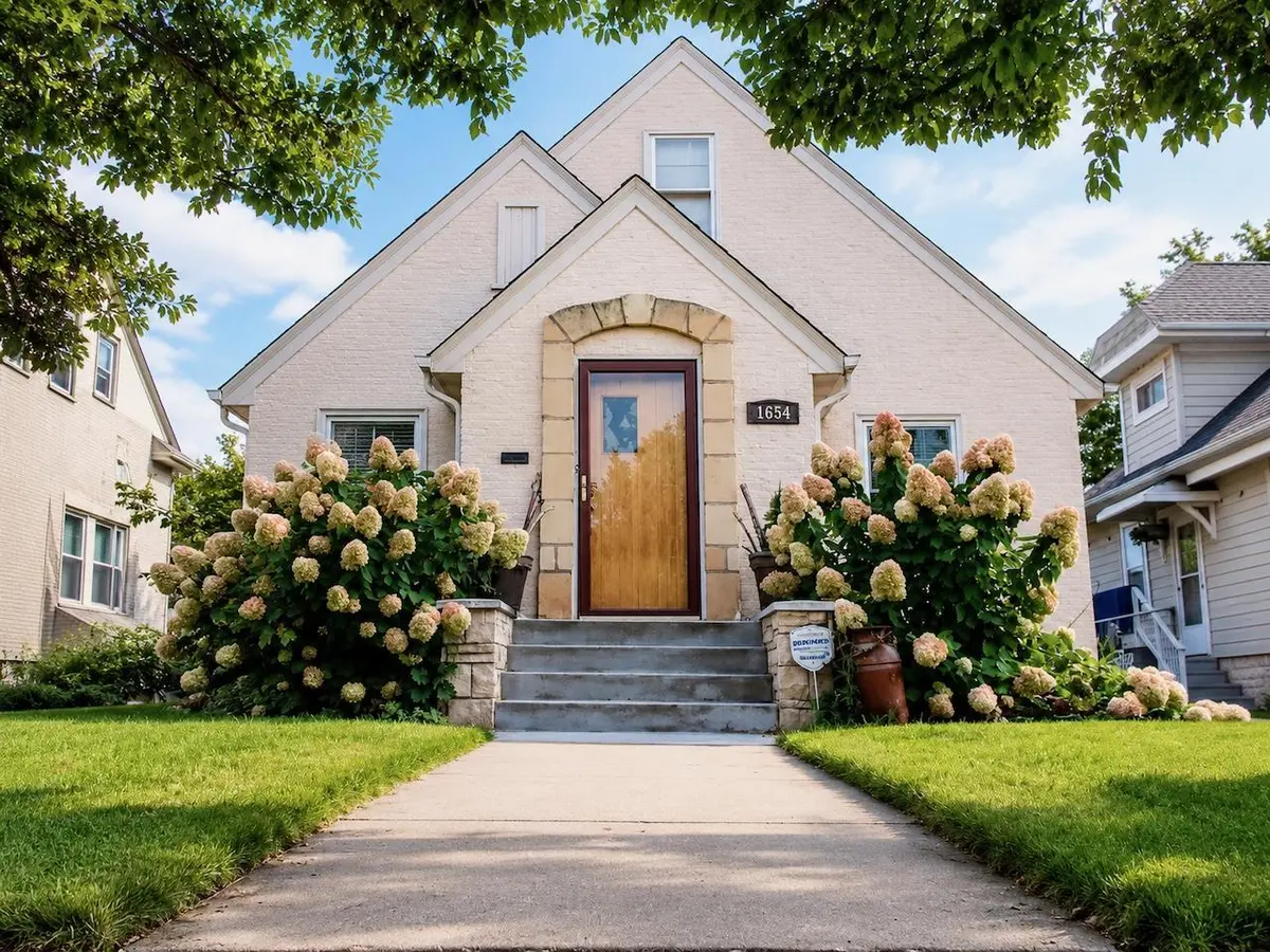 1654 Juno AVE, Saint Paul, MN 55116