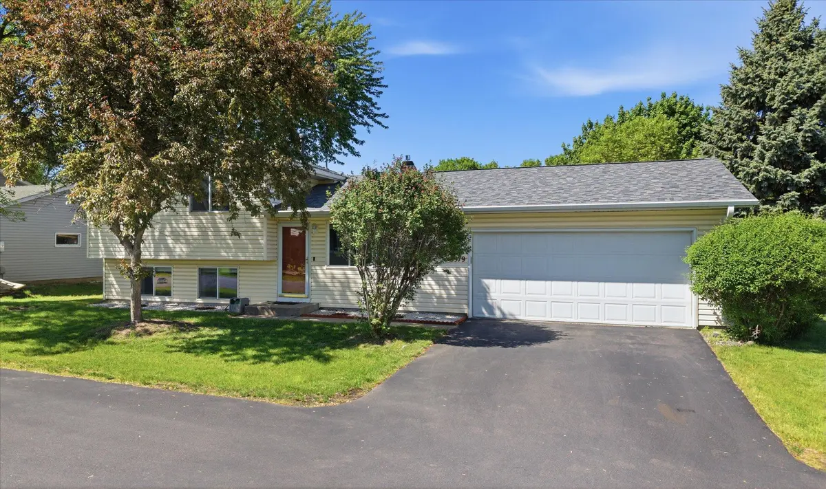 8979 Vinewood LN N, Maple Grove, MN 55369