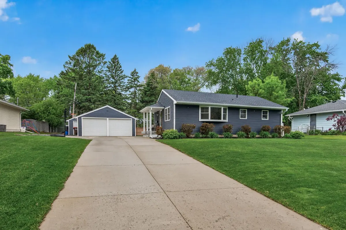 1164 Grospoint AVE N, Oakdale, MN 55128