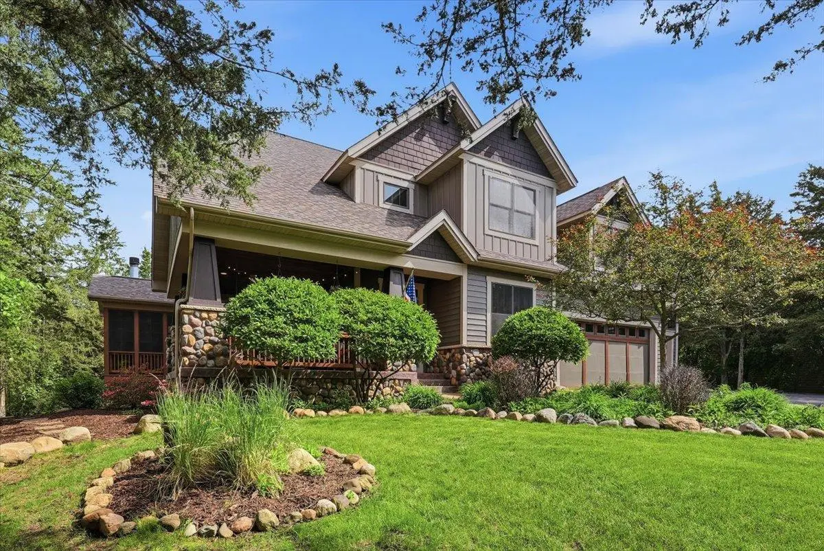 492 E Cove RD, Hudson, WI 54016