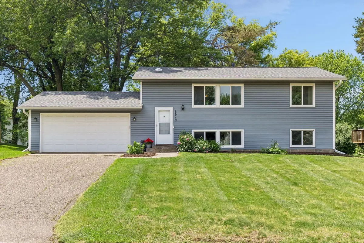 6919 Calgary RD, Woodbury, MN 55125