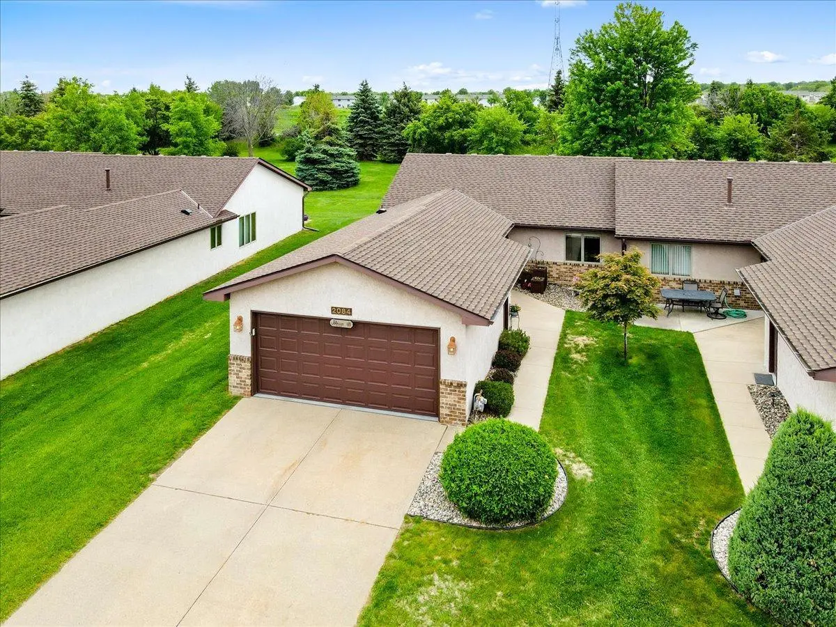 2084 Vierling DR E, Shakopee, MN 55379