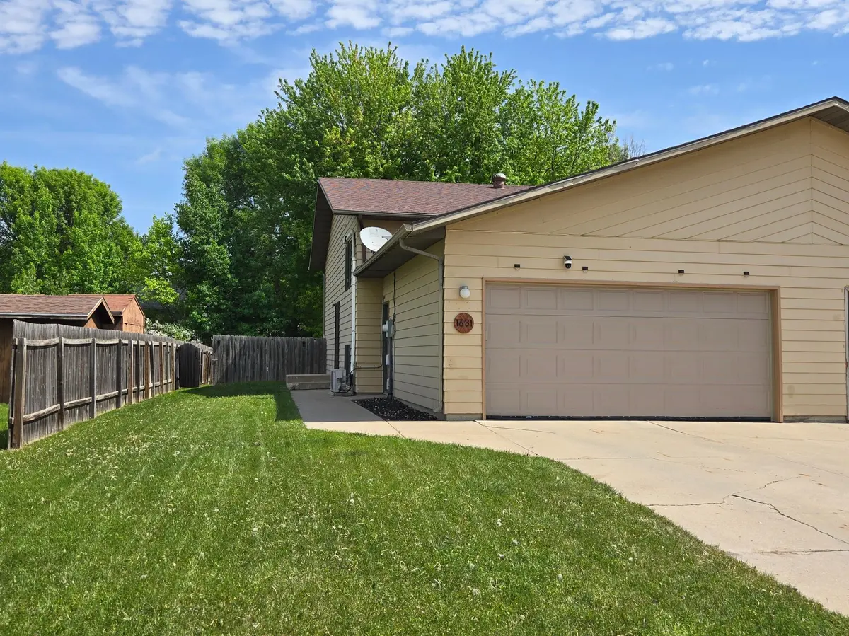 1631 31st AVE S, Fargo, ND 58103