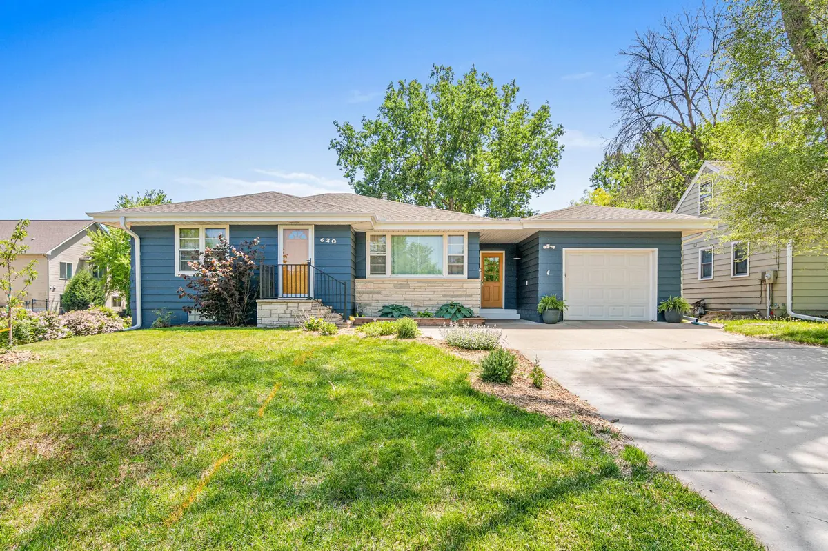 620 7th ST E, Chaska, MN 55318