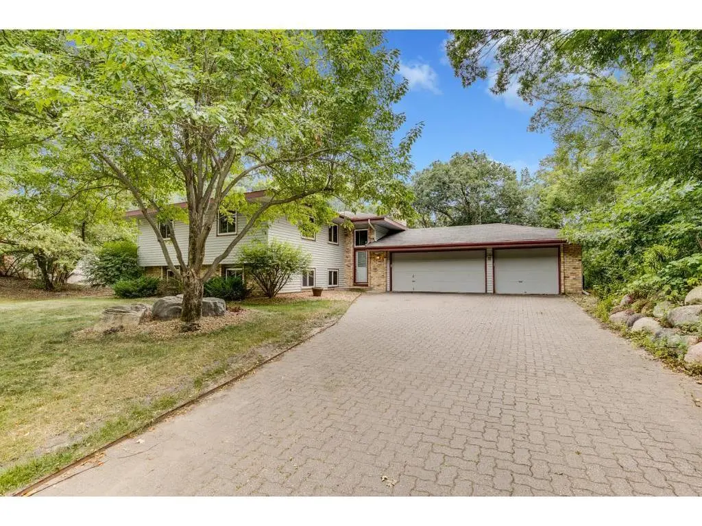 3203 Red Oak CIR S, Burnsville, MN 55337