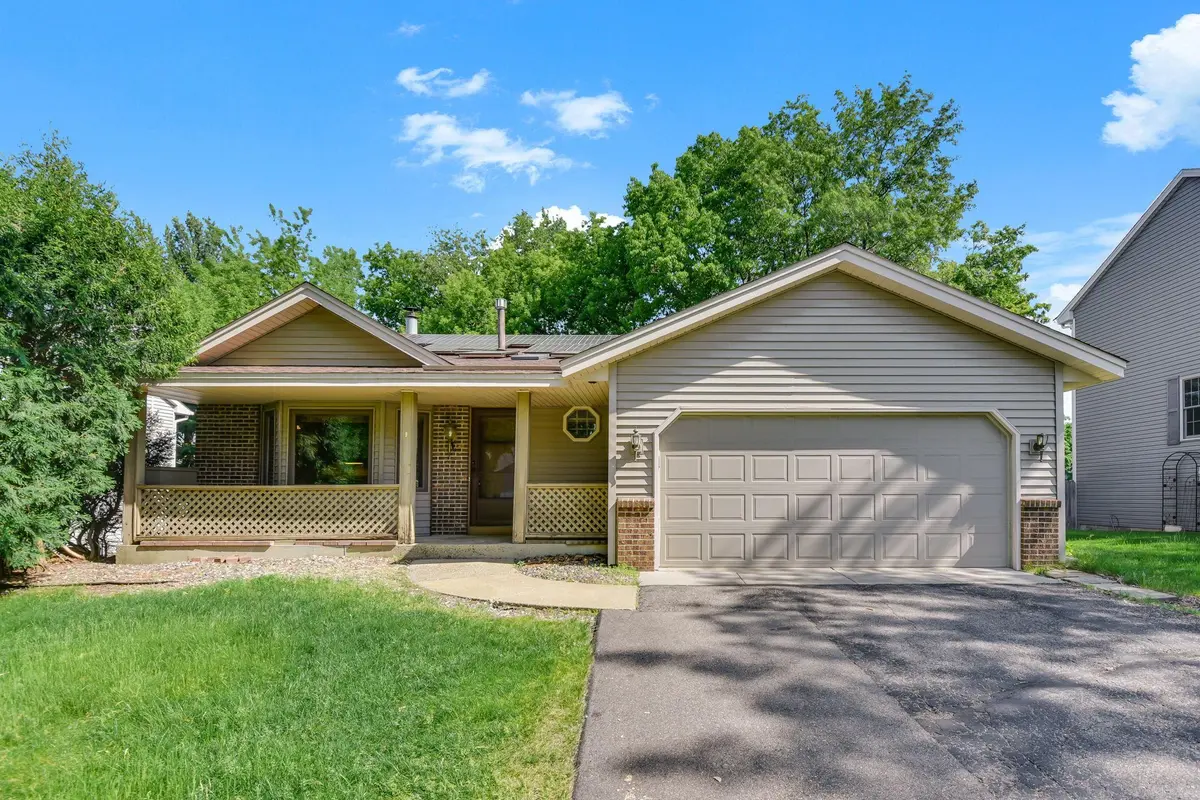400 Interlachen RD, Burnsville, MN 55306