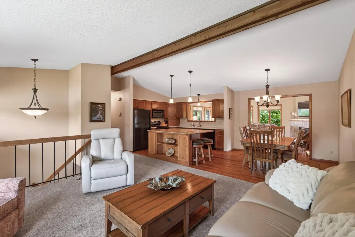 4500 Ranchview LN N, Plymouth, MN 55446
