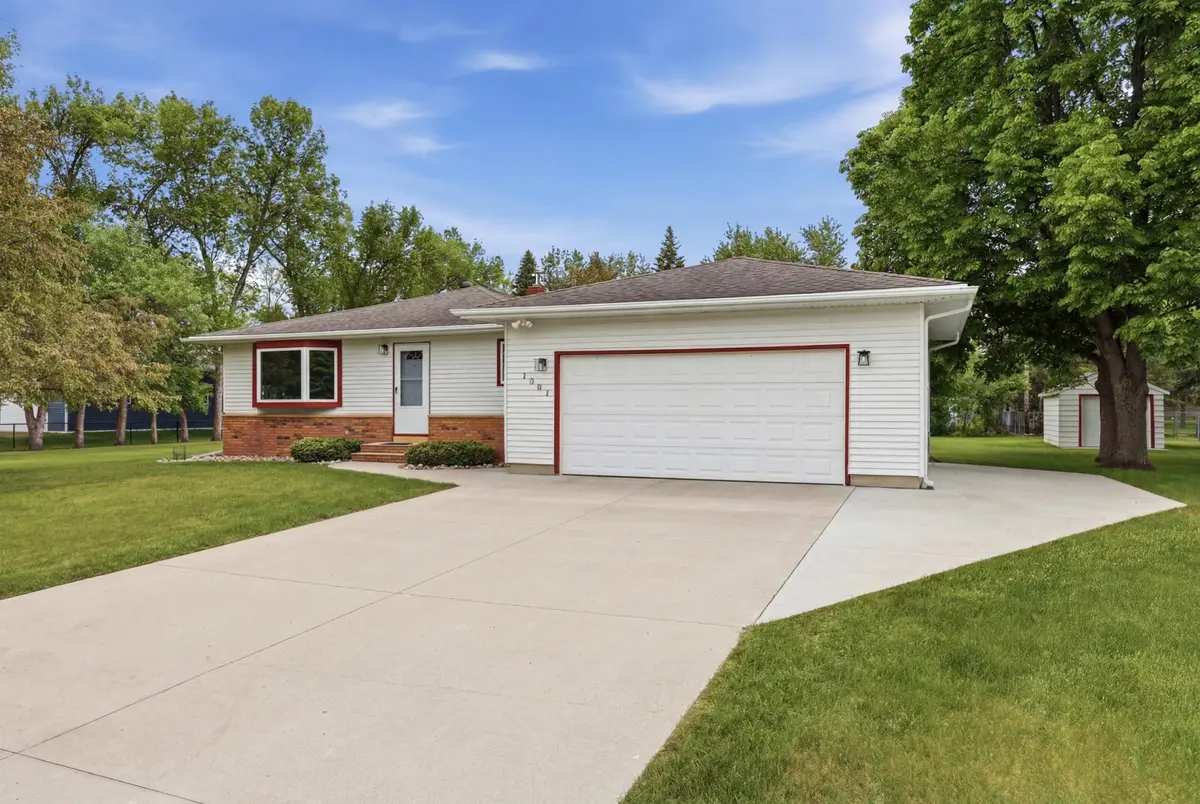 1301 60th AVE N, Moorhead, MN 56560