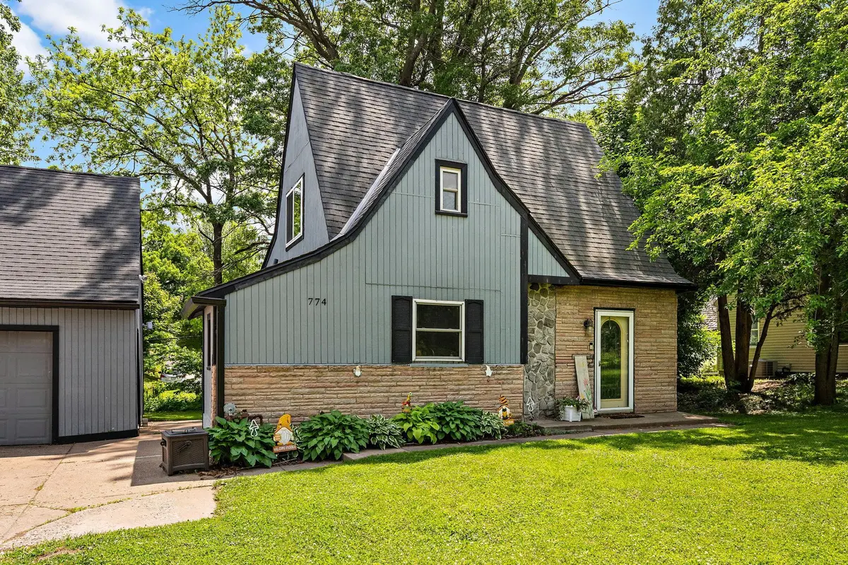 774 Roselawn AVE E, Maplewood, MN 55117