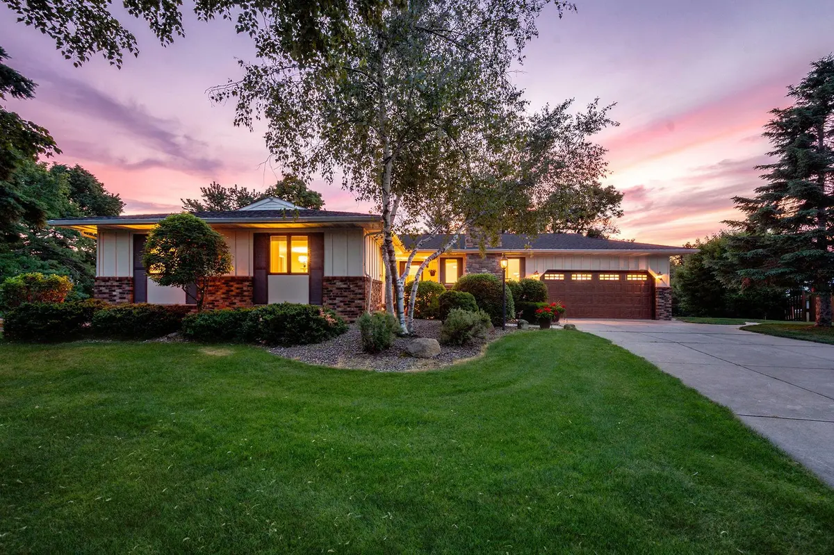 3653 Grenadier TRL N, Oakdale, MN 55128