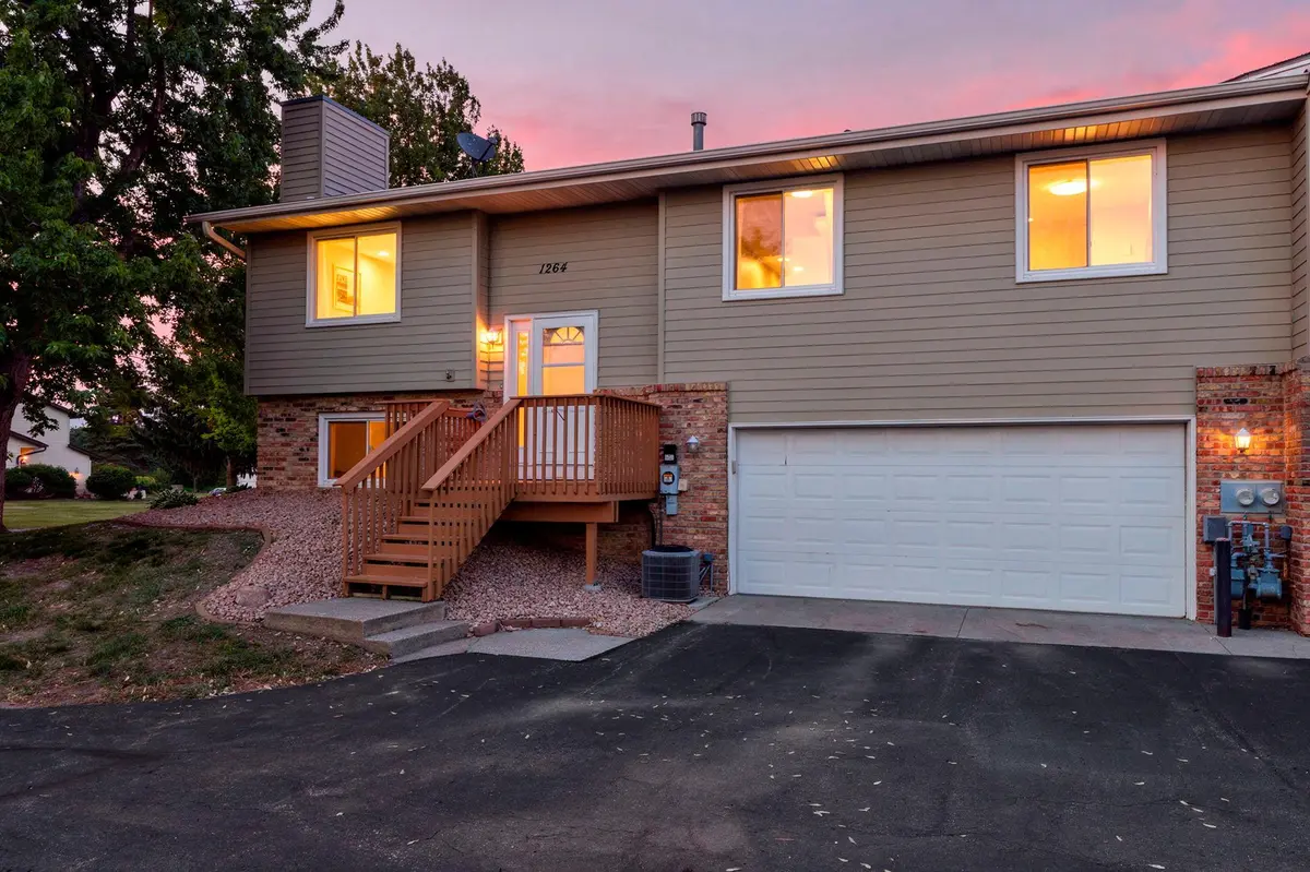 1264 Deercliff LN, Eagan, MN 55123