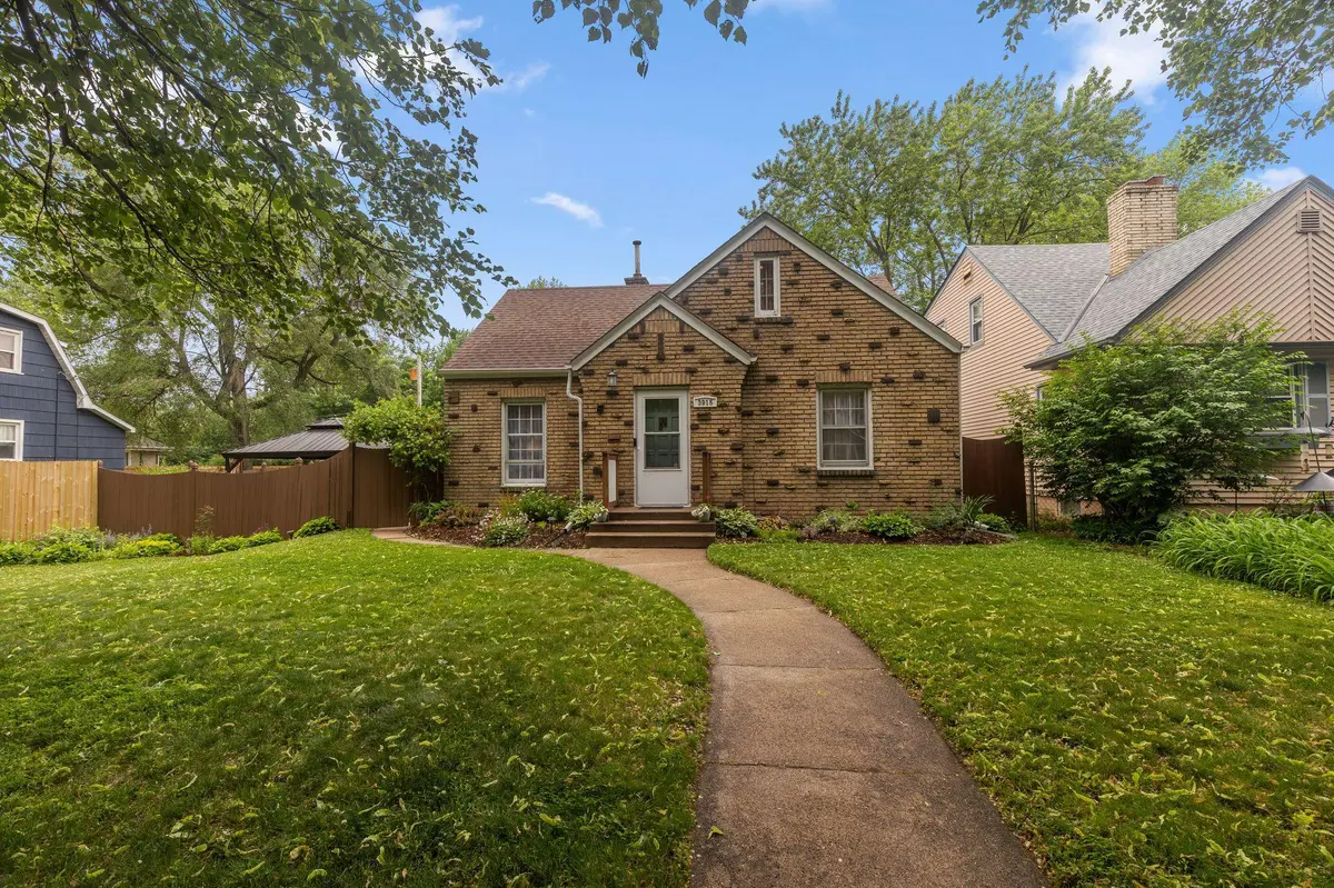 3915 Regent AVE N, Robbinsdale, MN 55422