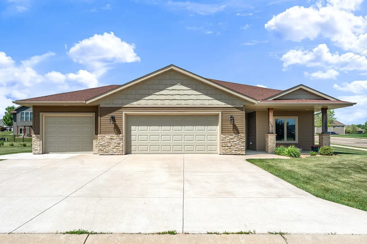290 Acorn PL NE, Owatonna, MN 55060