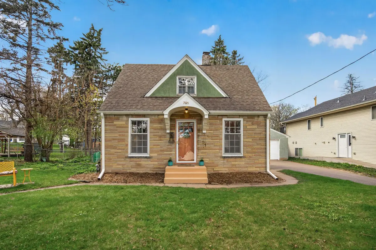 721 Parkway DR, Saint Paul, MN 55106