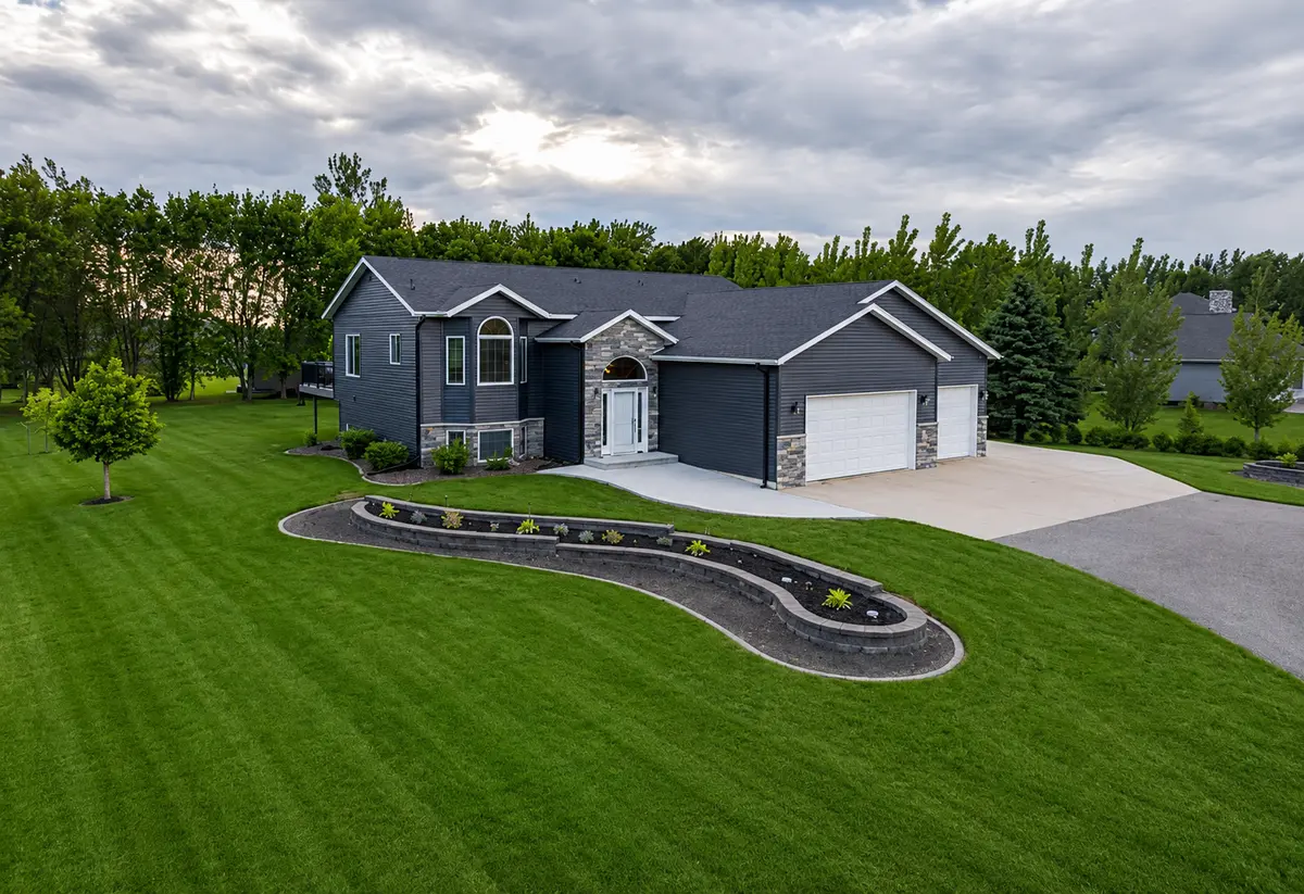 8018 Aquarius DR, Fargo, ND 58104