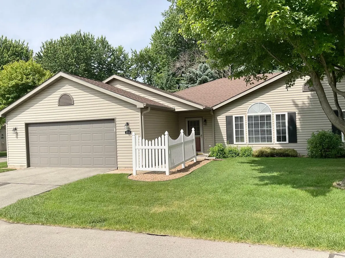 1700 Carriage Homes DR SW #B, Austin, MN 55912