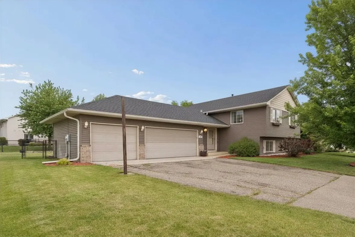 1146 Sparrow RD, Waconia, MN 55387