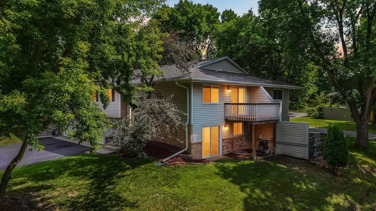 1262 Timbershore LN, Eagan, MN 55123